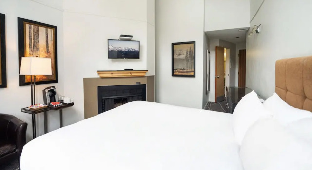 Двухместный номер Village Micro Queen Executive Inn Whistler