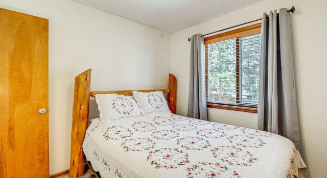 Коттедж Woodland Park Chalet w/ Deck, Grill & Mtn Views!