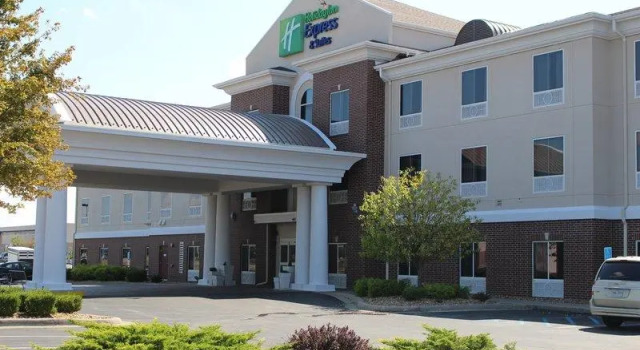 Кровать в общем номере Holiday Inn Express Hotel & Suites Sedalia by IHG