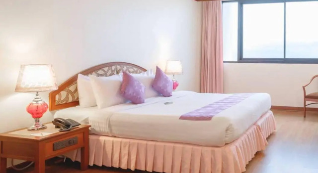 Кровать в общем номере KP Grand Hotel Chanthaburi