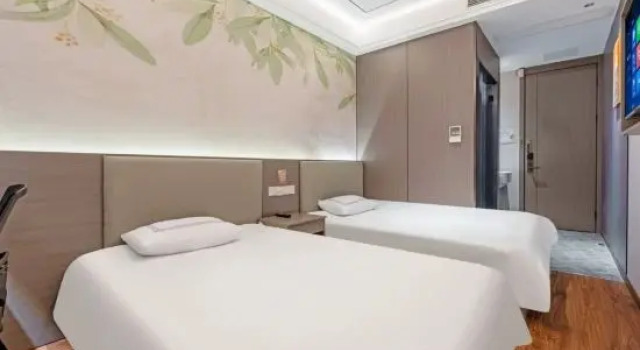 Кровать в общем номере (мужской номер) Xiangfu Hotel (People's Square Changzheng Hospital)