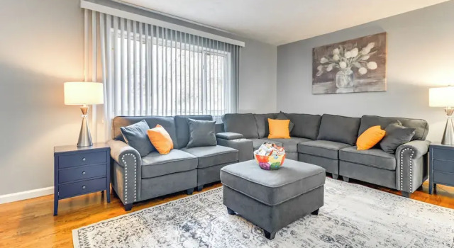 7 Mins to DTW - Comfortable Inkster Home, Varaa Lomakoti  