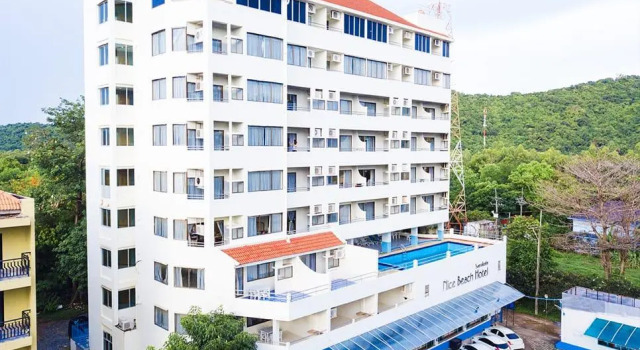 Кровать в общем номере Nice Beach Hotel