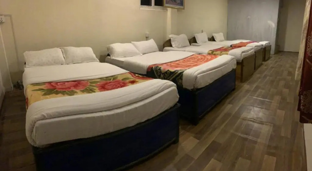 Кровать в общем номере Hotel Paramount
