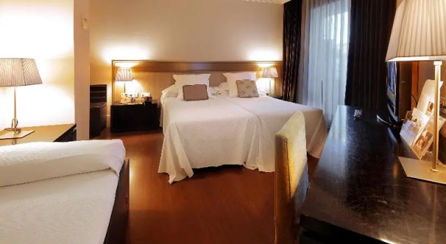 Трёхместный номер Standard с балконом Hotel Condado