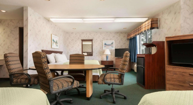 Двухместный люкс Days Inn by Wyndham Eagle River