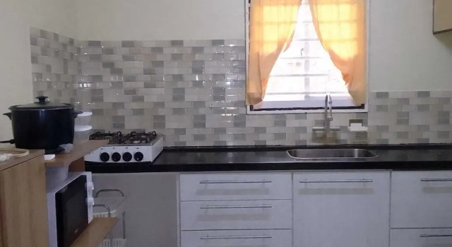 Коттедж с балконом 3 Bed House - Sleeps 4 - Parking - Enclosed Garden