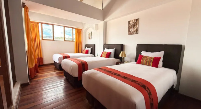 Трёхместный номер Standard с балконом Hotel Monasterio San Pedro