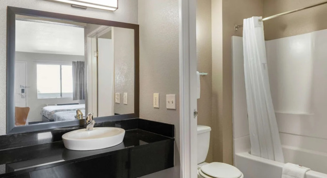 Четырёхместный люкс Deluxe Motel 6-Merced, CA - North