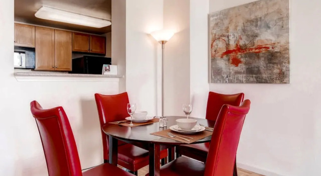 Апартаменты Luxury Bluebird Suites near Newport Center