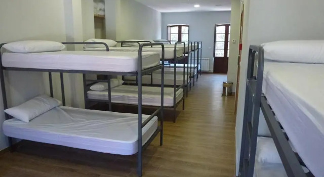 Кровать в общем номере Albergue Parroquial Santiago Apostol de Redondela