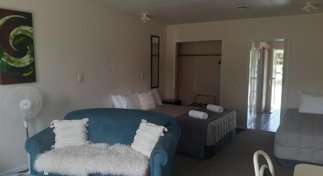 Студия с красивым видом из окна Golden Bay Motel