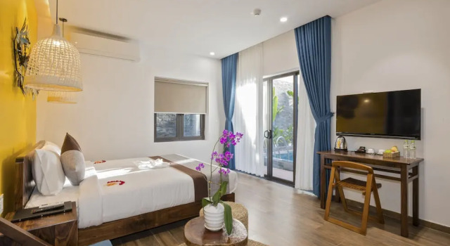 Двухместный номер Standard с балконом и с видом на бассейн December Hoi An Villa