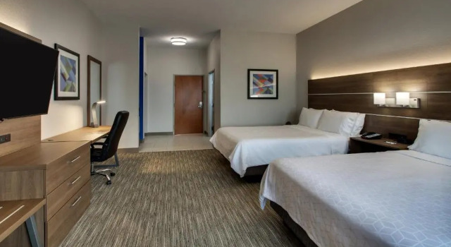 Четырёхместный номер Executive Holiday Inn Express Hotel & Suites Waukegan/Gurnee by IHG