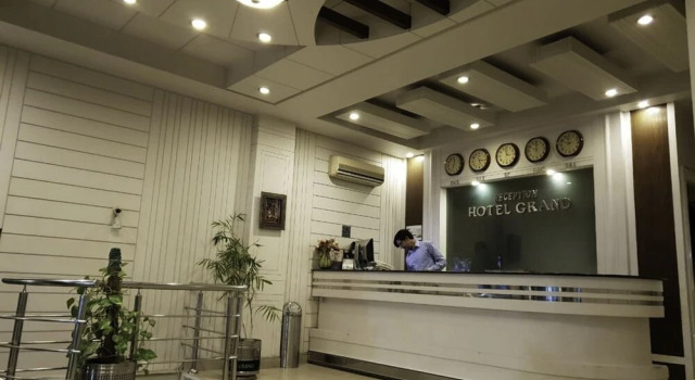 Hotel Grand, Rezerwuj Hotel Hotele w Punjab Region z parkingiem, Parking