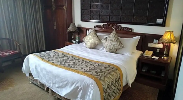 Номер Deluxe Jindu Crown Hotel