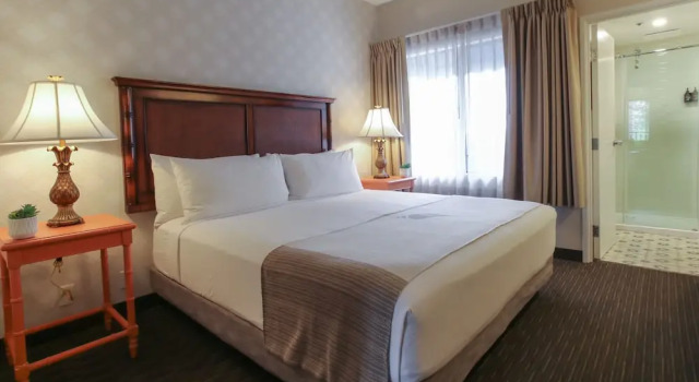 Двухместный люкс с балконом Oxford Suites Pismo Beach
