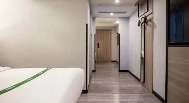 Люкс Deluxe GreenTree Inn Shanghai Gongfu New Village Subway Station Express Hotel