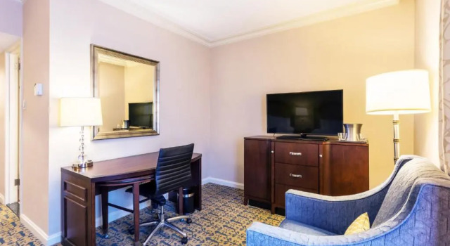 Четырёхместный полулюкс Capital Hilton