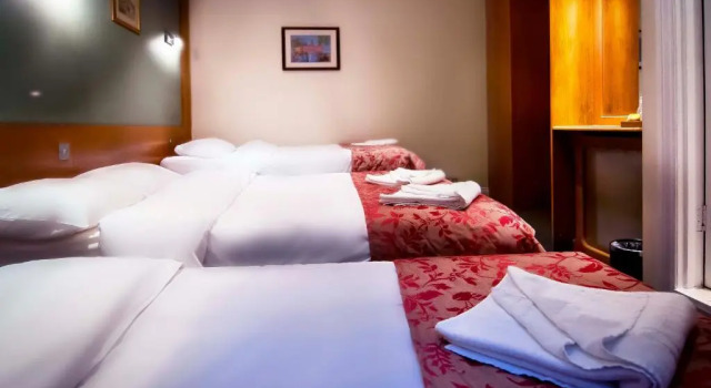 Четырёхместный номер Standard Westbury Hotel