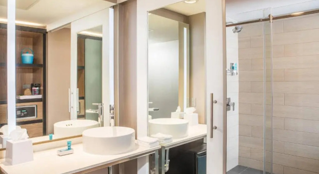 Четырёхместный номер Standard Aloft by Marriott New York LaGuardia Airport