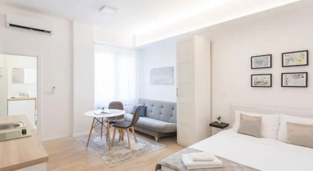 Апартаменты 150sqm Main Square Apt!-4 Units-Great for Groups!