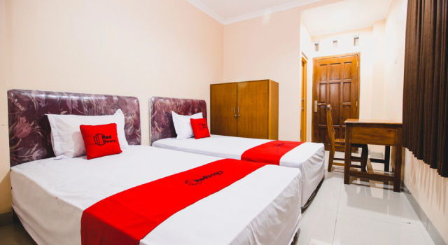 RedDoorz Plus @ Pogung Raya, Book Guesthouse Hotels in Yogyakarta Province with Breakfast, Breakfasts
