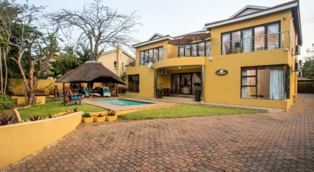 Номер Standard c 1 комнатой с балконом Ezulwini Guest House - Queen Room with Balcony for 2 guests in Ballito
