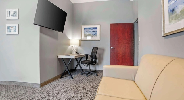 Апартаменты Executive Best Western Plus Two Rivers Hotel & Suites