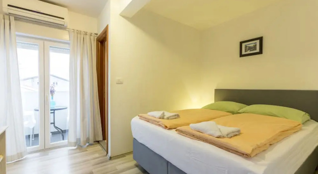 A3 - Spacious apt With the sea View & use of Pool, Book Villa Villaer i Strožanac, Villa