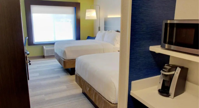 Четырёхместный номер Standard Holiday Inn Express & Suites Le Mars by IHG