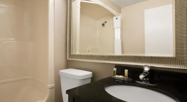 Четырёхместный номер Standard Days Inn by Wyndham Stouffville