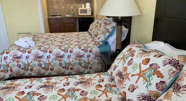 Четырёхместный номер Standard с красивым видом из окна Sandy Shores Resort