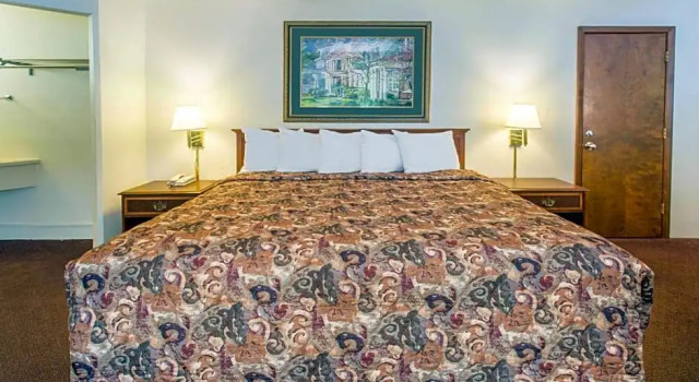 Номер Standard Days Inn by Wyndham Dubuque