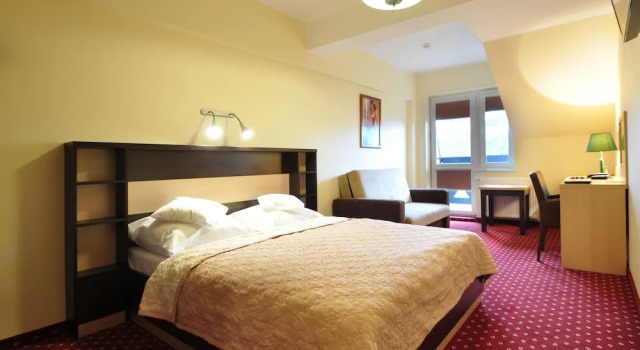 Hotel Continental, Book Hotel Krynica Morska 