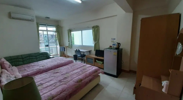Трёхместный номер Standard с балконом Vanlisut Hotel Ngamwongwan