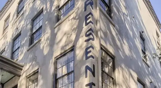 The Present Hotel, Забронировать Отель Отели Саванны 3 звезды, рядом с Монументальная объединённая методистская церковь Весли, 3*