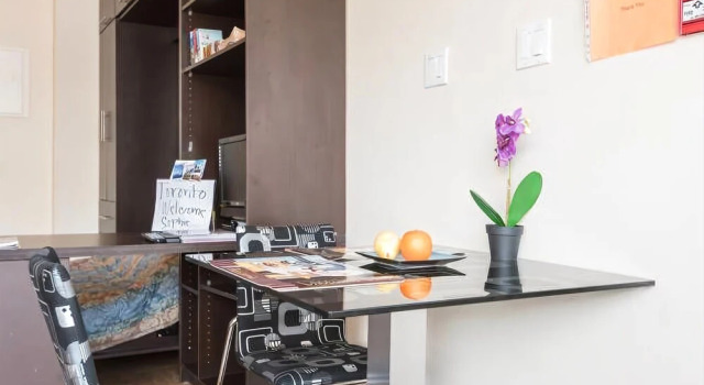 Spacious Bachelor Apt offered by Short Term Stays, Varaa Hotelli Toronto 