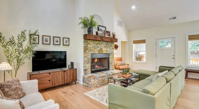 4 Mi to Ski Sapphire! Lakefront Cabin w/ Dock