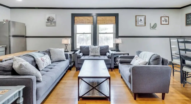 Bright Brevard Home Near Downtown & Trails, Забронировать Дом для отпуска Бревэрд Северная Каролина, рядом с Бревардский колледж