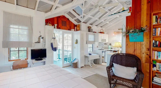 Charming Getaway w/ a Kitchenette & Free Wifi - Walk to the Beach