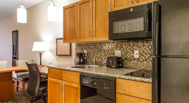 Четырёхместный номер Standard MainStay Suites Stanley