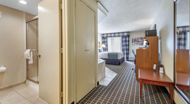 Двухместный люкс с видом на бассейн Best Western Plus Bridgeport Inn