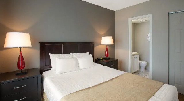 Номер Standard с балконом Enclave Suites, a Sky Hotel & Resort