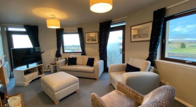 Harbour And River View, Beach 50m From Doorstep & Free Parking