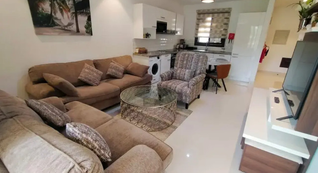 Апартаменты Charming Studio With Garden Terrace