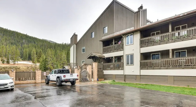 Pool + Ski-in Access: Copper Mountain Condo!, Забронировать Апартаменты/квартира Отели Коппер-Маунтин с парковкой, Парковка