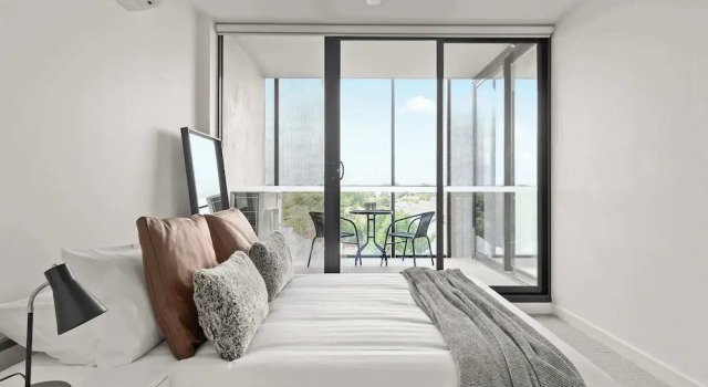 Central Oakleigh 2BR Apartment w Parking