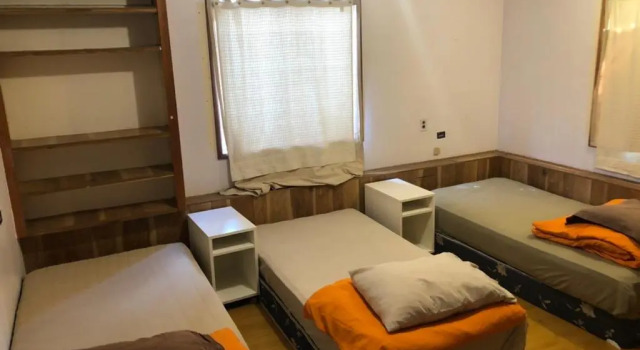 Кровать в общем номере Vancouver Backpacker House - 10 min walk to Metrotown skytrain station