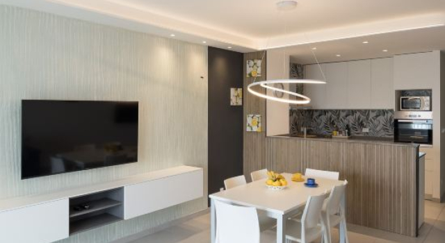 Апартаменты Modern Vacation Home With a sea View Balcony